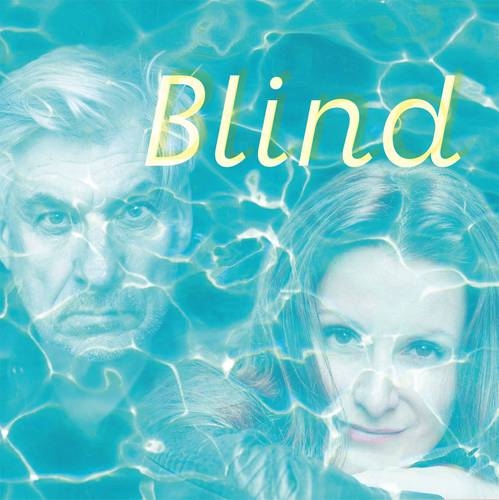 Zwei Personen hinter einer durchsichtigen Wasseroberfläche, darüber in gelber Schrift das Wort "Blind". Eine männlich-gelesene Person links, eine Frau rechts.