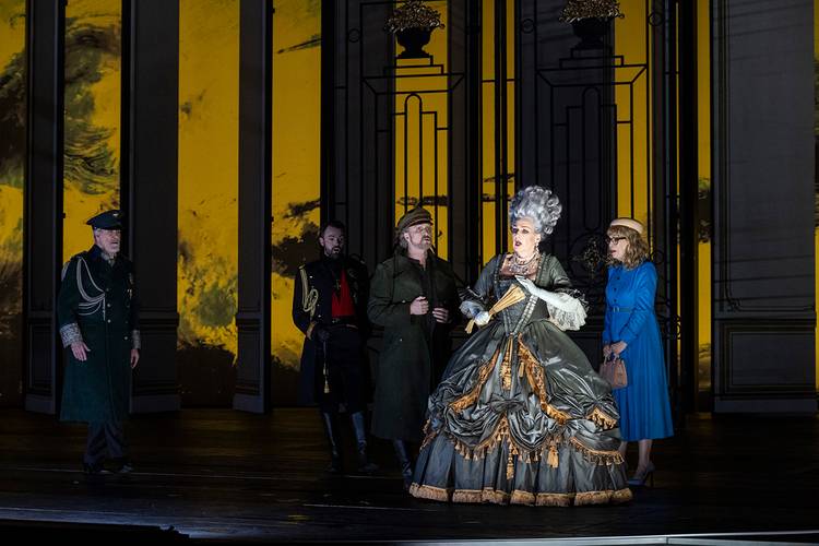 Pique Dame – Doris Soffel als Gräfin, Dean Murphy als Jeletzkij, Lucio Gallo als Tomskij, Martin Muehle als Hermann und Sondra Radvanovsky als Lisa