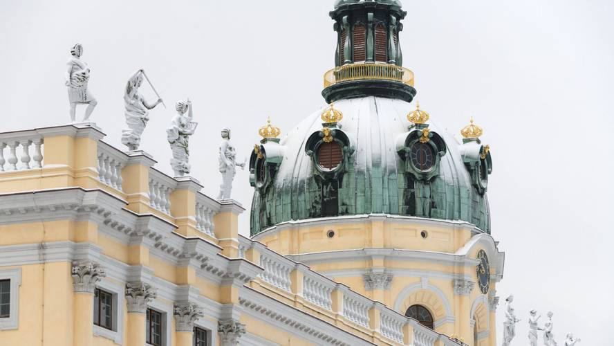 Schloss Charlottenburg, Blick auf den Mittelrisalit mit verschneiter Kuppel