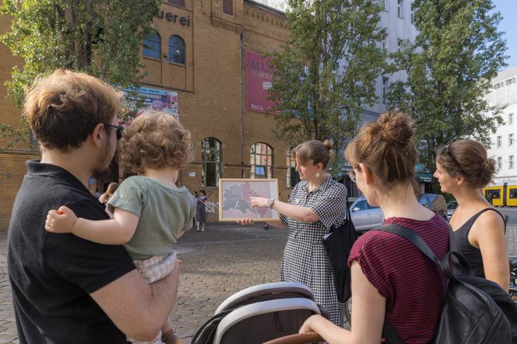 Familie mit Kind und Kinderwagen vor dem Museum in der Kulturbrauerei – Familie mit Kind und Kinderwagen vor dem Museum in der Kulturbrauerei