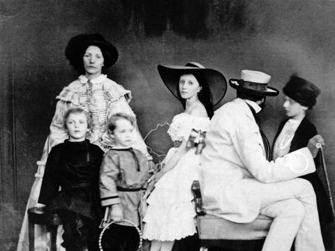 Baron von Budberg mit seiner Familie, Berlin, 1858 – Familienportrait, sitzender Vater abgewandt, stehende Frau in die Kamera blickend, vier Kinder teilweise unscharf