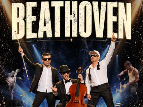 BEATHOVEN – Beat für Elise – Drei männlich gelesene Personen in Anzug und Sonnenbrillen posieren mit Cello vor blauem Hintergrund. Oben steht "BEATHOVEN" in großen Buchstaben.