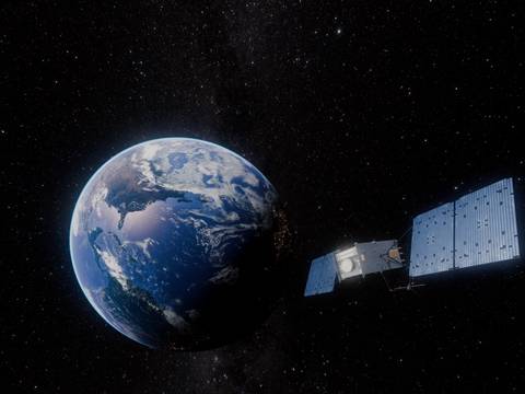 Still aus dem Programm »Zeit - Im Strom des Universums« – Satellit mit großen Solarpaneelen im Orbit vor der Erde vor schwarzem Weltraumhintergrund