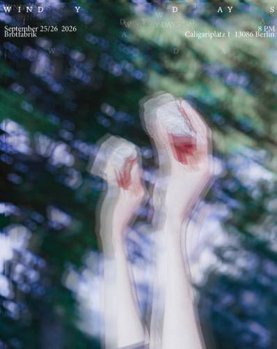 Verschwommene Hände halten weiße Würfel vor unscharfem Hintergrund; Text: WINDY DAYS, September 25/26 2026, 8 PM, Brotfabrik, Caligariplatz 1, 13086 Berlin.