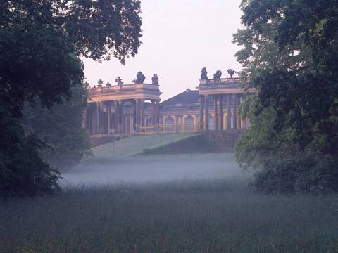 Schloss Sanssouci, Kolonnaden von der Straße aus – Schloss Sanssouci, Kolonnaden von der Straße aus, Morgenstimmung