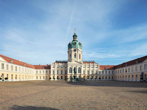 Schloss Charlottenburg, Altes Schloss – Schloss Charlottenburg, Altes Schloss – Blick in den Ehrenhof und auf den Mittelbau mit Kuppel