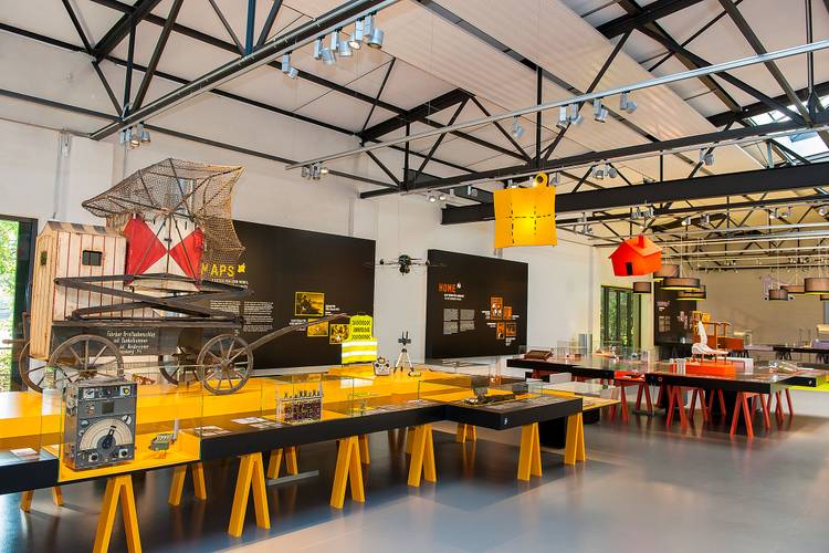 Wie komme ich von A nach B? Um das herauszufinden, müssen wir nicht mehr mit Kompass oder Stadtplan hantieren. Smartphone und Navi weisen uns den Weg. Welche Technik dahinter steckt, zeigt der Ausstellungsbereich MAPS. – Im Zentrum des Ausstellungsbereichs CONNECT befindet sich eine kreisrunde Bank. An ihr sind Glasstelen angebracht, auf denen lebensgroß verschiedene Personen zu sehen sind. Im Innenbereich befindet sich eine Bodengrafik mit einer Weltkarte.