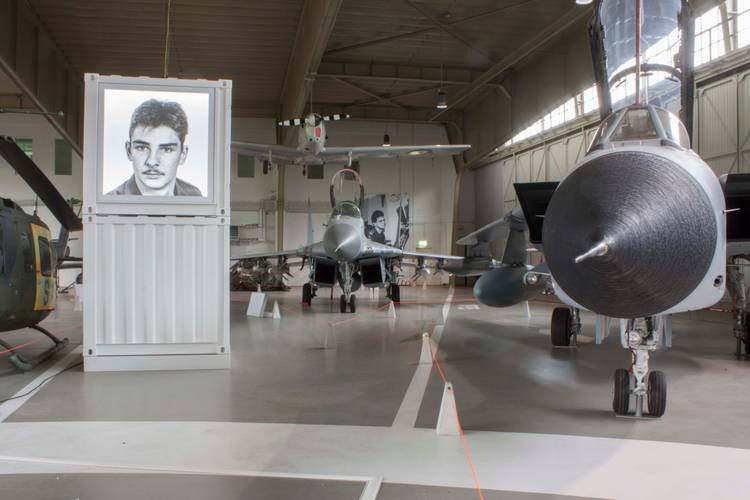 Blick in die Ausstellung "Zwischenlandung" – MIG - 29 und Tornado: Einsatz in den Balkan-Kriegen