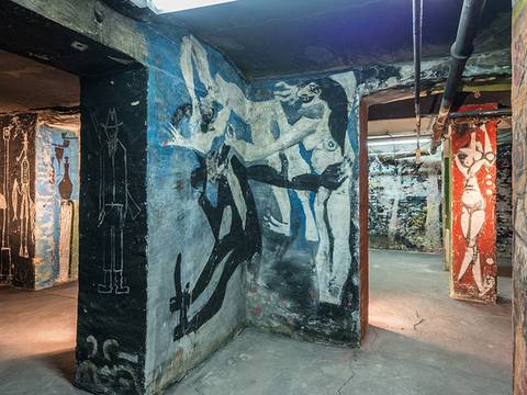 Blick in den Bilderkeller, im Vordergrund Wandbild von Harald Metzkes und Manfred Böttcher