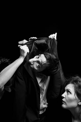 Joyful Failure – Ein Abend über die Poesie des Scheiterns 1 – Schwarz-weiße Aufnahme von zwei Performer*innen, eine in einem Sakko verschlungen.