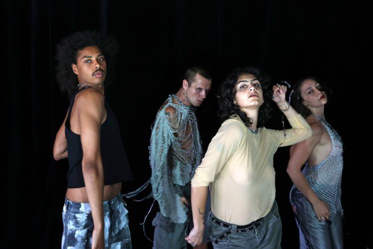 Hopepunk 2 – Vier Performer*innen vor schwarzem Hintergrund, tanzend.
