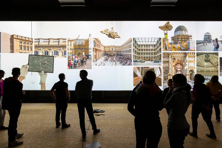 Besucher vor dem Videopanorama zur Geschichte des Ortes im Humboldt Forum – Besucher vor dem Videopanorama zur Geschichte des Ortes im Humboldt Forum