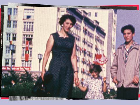 Alice Zadek mit ihrer Tochter Ruth und ihrem Neffen David Hopp auf der Stalinallee (heute: Karl-Marx-Allee), Berlin ca. 1956 – Ein Foto von einer Frau, einem Kind und einem Jugendlichen. Es zeigt Alice Zadek, ihre Tochter Ruth und ihren Neffen David Hopp auf der damaligen Stalinallee in 1956.