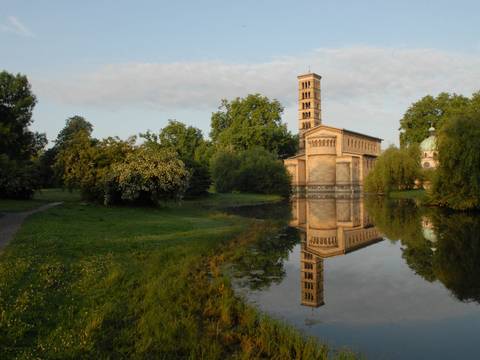Friedenskirche – Friedenskirche im Park Sanssouci, Blick über den Friedensteich