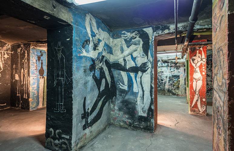 Blick in den Bilderkeller, im Vordergrund Wandbild von Harald Metzkes und Manfred Böttcher