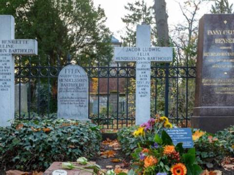EHRENGRÄBER AUF DEM FRIEDHOF DREIFALTIGKEIT VOR DEM HALLESCHEN TOR MIT DEM BLUMENSCHMUCK ZUM TODESTAG DES KOMPONISTEN FMB: VON RECHTS ZU SEHEN SIND DIE GRABSTEINE FANNY HENSELS, IHRES BRUDERS FELIX, DESSEN FRÜH VERSTORBENEN SOHNES FELIX UND DER NICHTE PAU