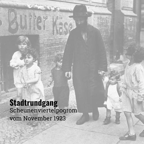 Stadtrundgang zum Scheunenviertelpogrom 1923 – Mann mit Bart und Hut geht mit vier Kindern auf Bürgersteig entlang. An der Wand Schriftzug Butter Käse. Text unten links: Stadtrundgang Scheunenviertelpogrom.