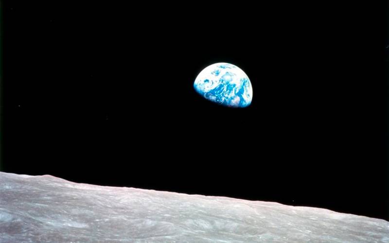 Blick auf die Erde vom Mond aus – Der Mond im Vordergrund, die Erde im Hintergrund.