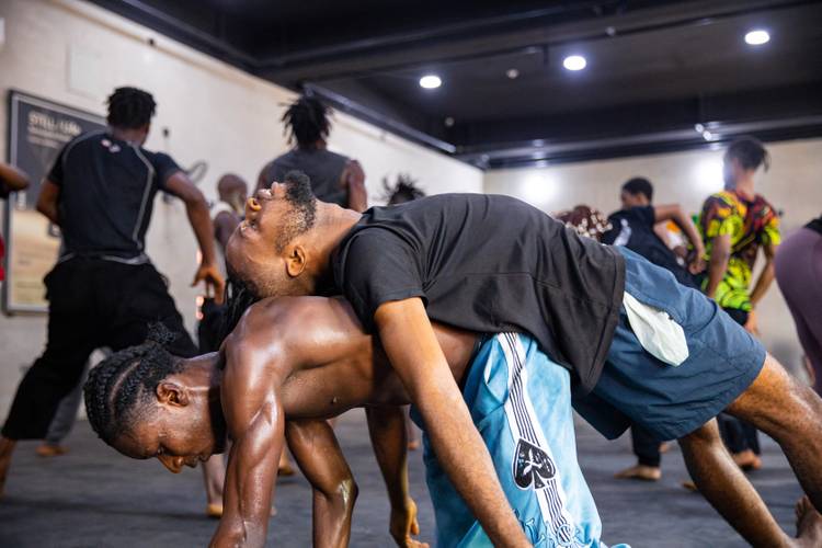 Probenfotos zur Performance „Lagos is a R.A.V.E.“ von Qudus Onikeku – Probenfotos zur Performance „Lagos is a R.A.V.E.“ von Qudus Onikeku
