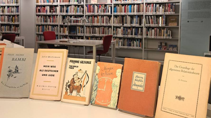 Eine Auswahl von Büchern in der JMB-Bibliothek – Ein Foto von sechs alten Büchern in der Bibliothek des Jüdischen Museum Berlin.