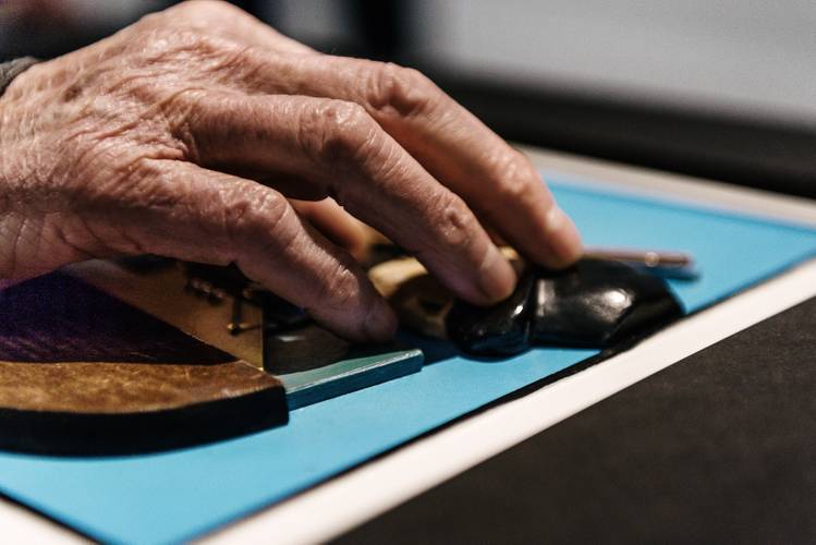 Berlinische Galerie, auf dem Weg zum barrierefreien Museum – Foto: Nahaufnahme einer Hand, die gerade ein Tast-Modell zu einem Werk der Dauerausstellung ertastet.