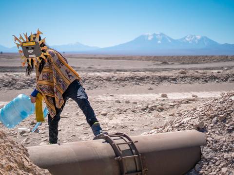  – Marcela Moraga, Objeto Sagrado (heiliges Objekt), 2023, kollektive Video – Performance, Atacama-Wüste