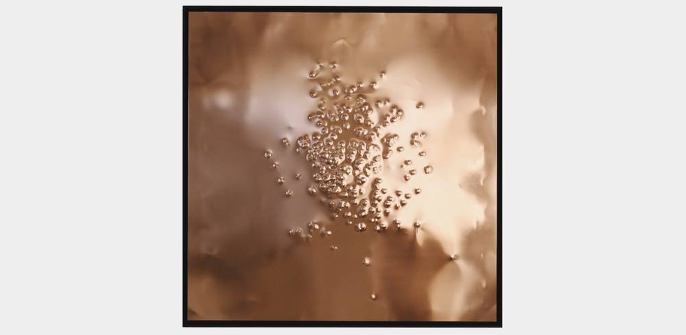 Nevin Aladağ, Stiletto/Wild World, 3:08 min (Performance „Raise the Roof”, Venice Biennale 2017, May 13th 2017, 12pm), 2017, mit High-Heels geprägte Kupferplatte