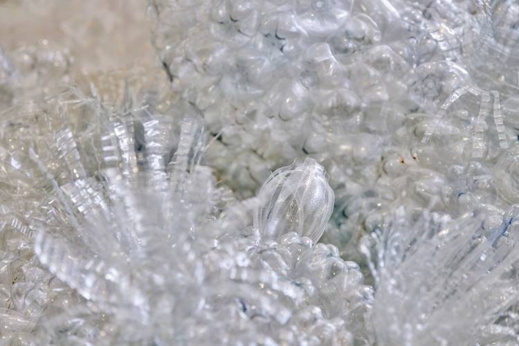 Arbeiten, die während des Upcycling-Workshops mit George Nuku entstanden sind, und im Rahmen seiner Ausstellung präsentiert werden – Arbeiten, die während des Upcycling-Workshops mit George Nuku entstanden sind, und im Rahmen seiner Ausstellung präsentiert werden