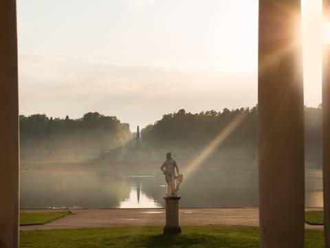 Apollon im Lustgarten Rheinsberg – Apollon im Lustgarten Rheinsberg mit Blick über den Grienericksee – im Hintergrund der Obelisk