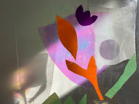 Familiensonntag – Farbenfrohes Material, zu Formen und Mustern zusammengesetzt, mit durchscheinendem Tageslicht