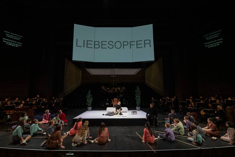 Matthäus-Passion – Kinder des Kinderchores sowie das Orchester der Deutschen Oper Berlin
