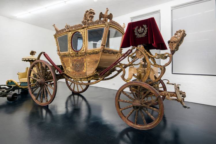 Staatswagen König Friedrich Wilhelm II. von Preußen 1789 – Schlossremise Paretz, Dauerausstellung „Kutschen, Schlitten und Sänften aus dem preußischen Königshaus“, Blick auf eine Kronkutsche, Staatswagen König Friedrich Wilhelm II. von Preußen 1789
