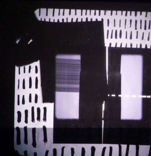 Warm Data – Ein abstraktes schwarz-weiß Bild mit vertikalen Linien, Rechtecken und einem horizontalen Streifenmuster.
