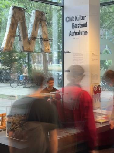 Besucher*innen vor der Objekt-Bühne "Club Kultur Bestand Aufnahme".