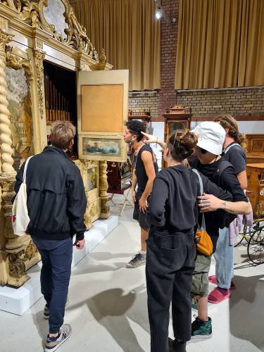 Das Orchestrion »Fratihymnia«, gebaut um 1900 von der Firma Cocchi, Bacigalupo & Graffigna in Berlin – Das Orchestrion »Fratihymnia«, gebaut um 1900 von der Firma Cocchi, Bacigalupo & Graffigna in Berlin ist eines der gezeigten mechanischen Musikinstrumente in MUSICA DI STRADA.