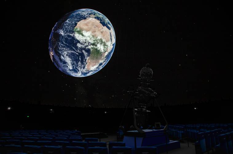 Aufnahme der Erde im Planetariumssaal des Planetarium am Insulanerd der Stiftung Planetarium Berlin.