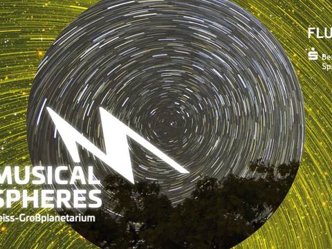 KV musical spheres gelb – Keyvisual der Musikreihe musical spheres mit zwei übereinander gelegten langzeitaufnahmen des Sternenhimmels und farblichen Abhebungen.