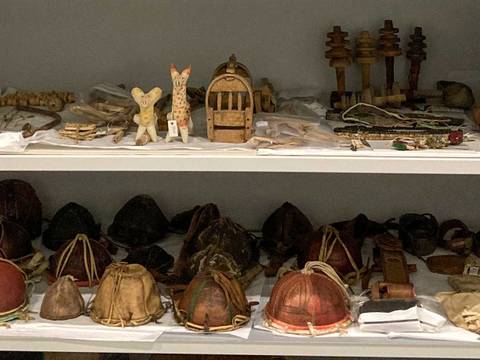 Blick in einen Schrank im Museumsdepot