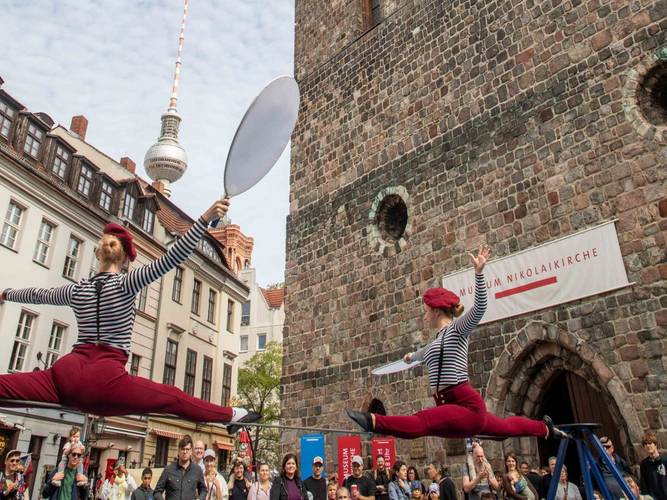 Der Wanderzirkus CABUWAZI bringt die Besucher:innen des Nikolaiviertels zum Staunen.