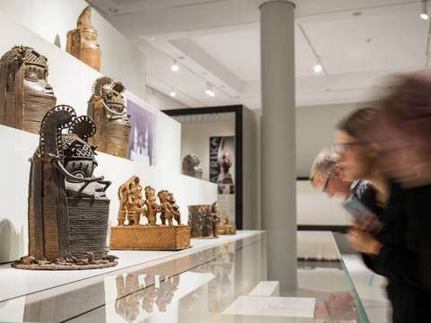 Besucher vor den Benin-Bronzen im Ausstellungsbereich "Geschichte des Königreichs Benin" im Ethnologischen Museum – Besucher vor den Benin-Bronzen im Ausstellungsbereich "Geschichte des Königreichs Benin" im Ethnologischen Museum