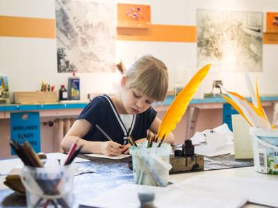 Ein Mädchen beim Zeichnen in den [Probe]Räumen des Märkischen Museums – Ein Mädchen beim Zeichnen in den [Probe]Räumen des Märkischen Museums
