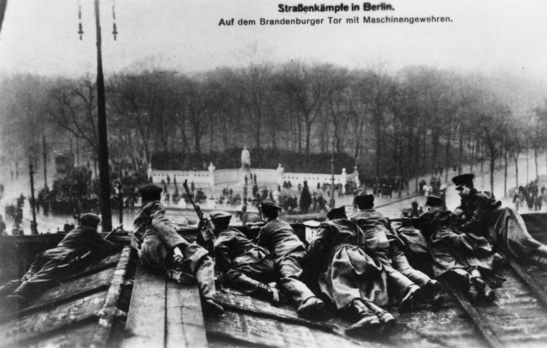 Männer, auf dem Bauch liegend, mit Maschinengewehren, auf dem Dach des Brandenburger Tors