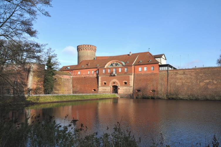 Die Zitadelle Spandau – Es ist das Torhausund der Juliusturm der Zitadelle Spandau zu sehen.