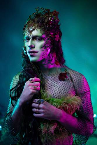 Porträt der nonbinären Künstler*in Kim de l'Horizon – Porträt der nonbinären Künstler*in Kim de l'Horizon