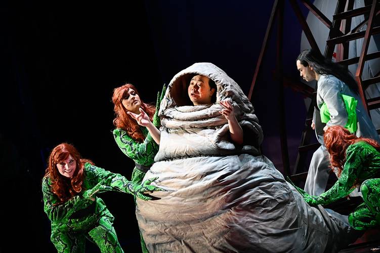 Nixon in China – Kyle Miller als Chou En-lai, Elissa Pfaender als Nancy T’ang, erste Sekretärin Maos, Deborah Saffery als Zweite Sekretärin Maos, Davia Bouley als Dritte Sekretärin Maos, Ya-Chung Huang als Mao Tse-tung