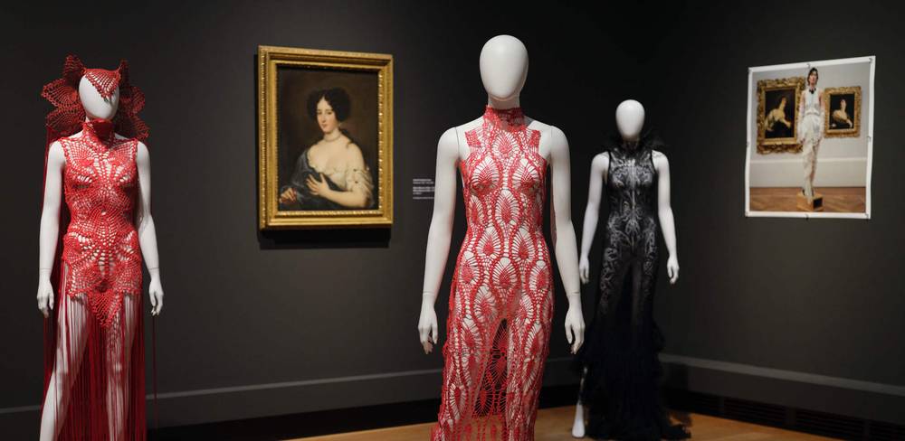 Ausstellungsansicht „Gallery Looks“, Gemäldegalerie 2025, mit Entwürfen von Karen Jessen, Foto von Ralph Mecke und Gemälde von Jacob-Ferdinand Voet