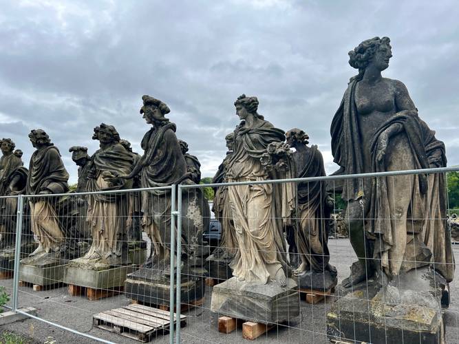 Auf Augen­höhe mit den kolossalen Sandstein­skulpturen des Neuen Palais – Auf Augen­höhe mit den kolossalen Sandstein­skulpturen des Neuen Palais – die Figuren stehen hinter einem Bauzaun