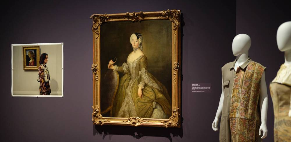 Ausstellungsansicht „Gallery Looks“, Gemäldegalerie 2025, mit Entwürfen von Plaid-à-Porter / Estelle Adeline Trasoglu, Foto von Ralph Mecke und Gemälde von Antoine Pesne