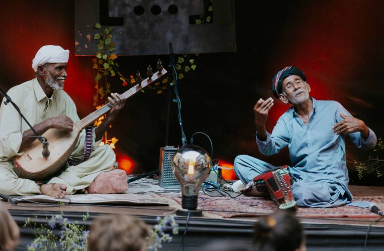 Ustad Noor Bakhsh (rechts) mit Benju und begleitendem Musiker