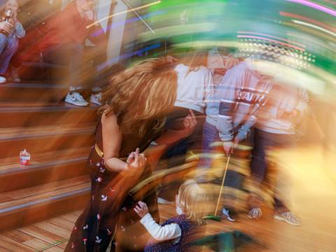 © Mari Vass – Verschwommenes Bild von tanzenden Menschen.